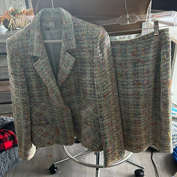 It is by Le Chateau! Made in France! Size 4. Blue Tweed. - Picture 1 of 4